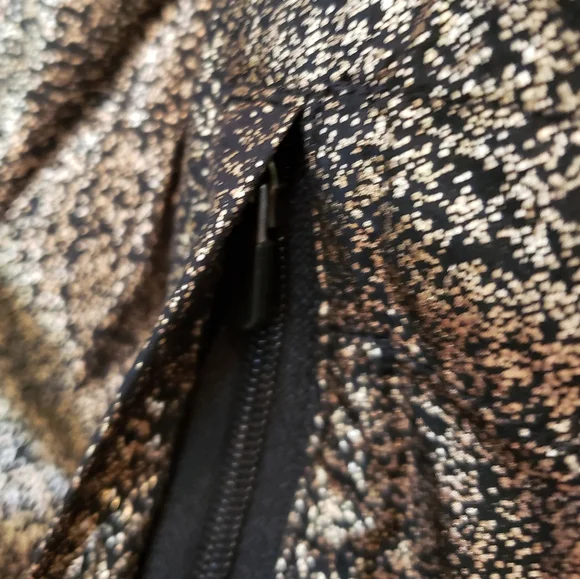 ⭐FABLETICS | Liora Metallic Athletic Ripstop Cowl Neck Kangaroo Pocket Vest - Picture 9 of 16